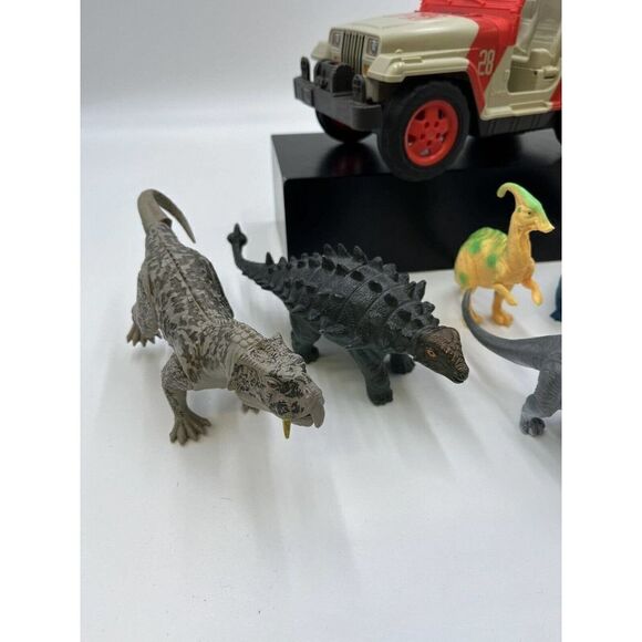 Jurassic World Jeep Wrangler Remote Control Vehicle & Dinosaurs (9) - Picture 2 of 8